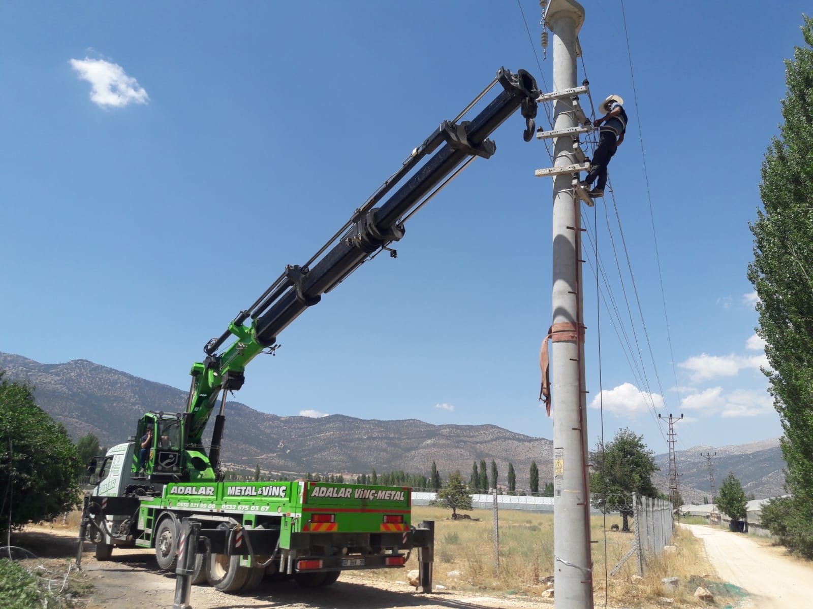 Özgür Deniz Seracılık Elmalı: 2 km enerji nakil hattı, 50 kVA trafo ve 25 kW çatı GES — fotoğraf 1