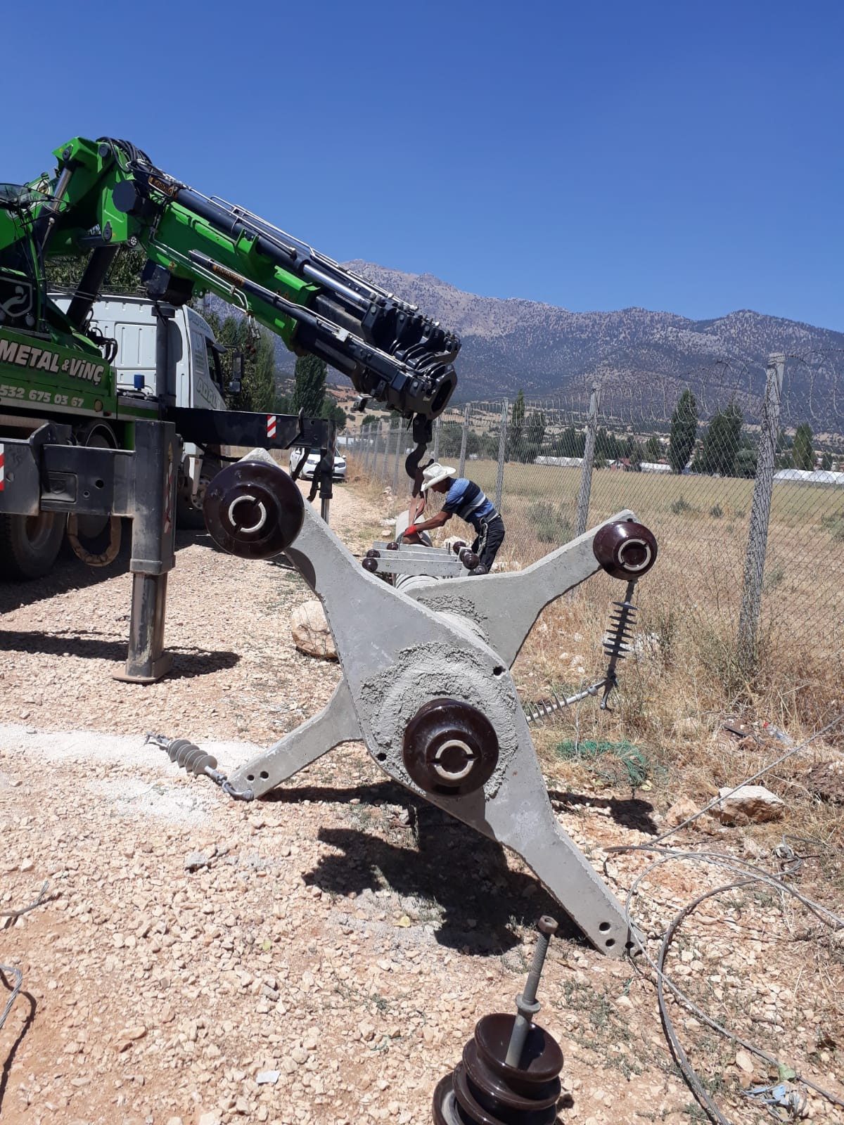 Özgür Deniz Seracılık Elmalı: 2 km enerji nakil hattı, 50 kVA trafo ve 25 kW çatı GES — fotoğraf 2
